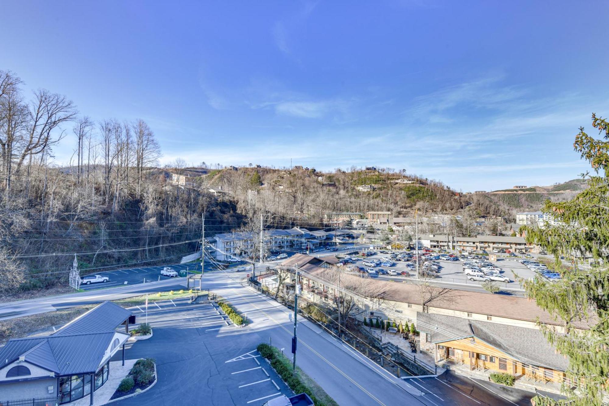 Downtown Gatlinburg Condo With Community Pool! ภายนอก รูปภาพ