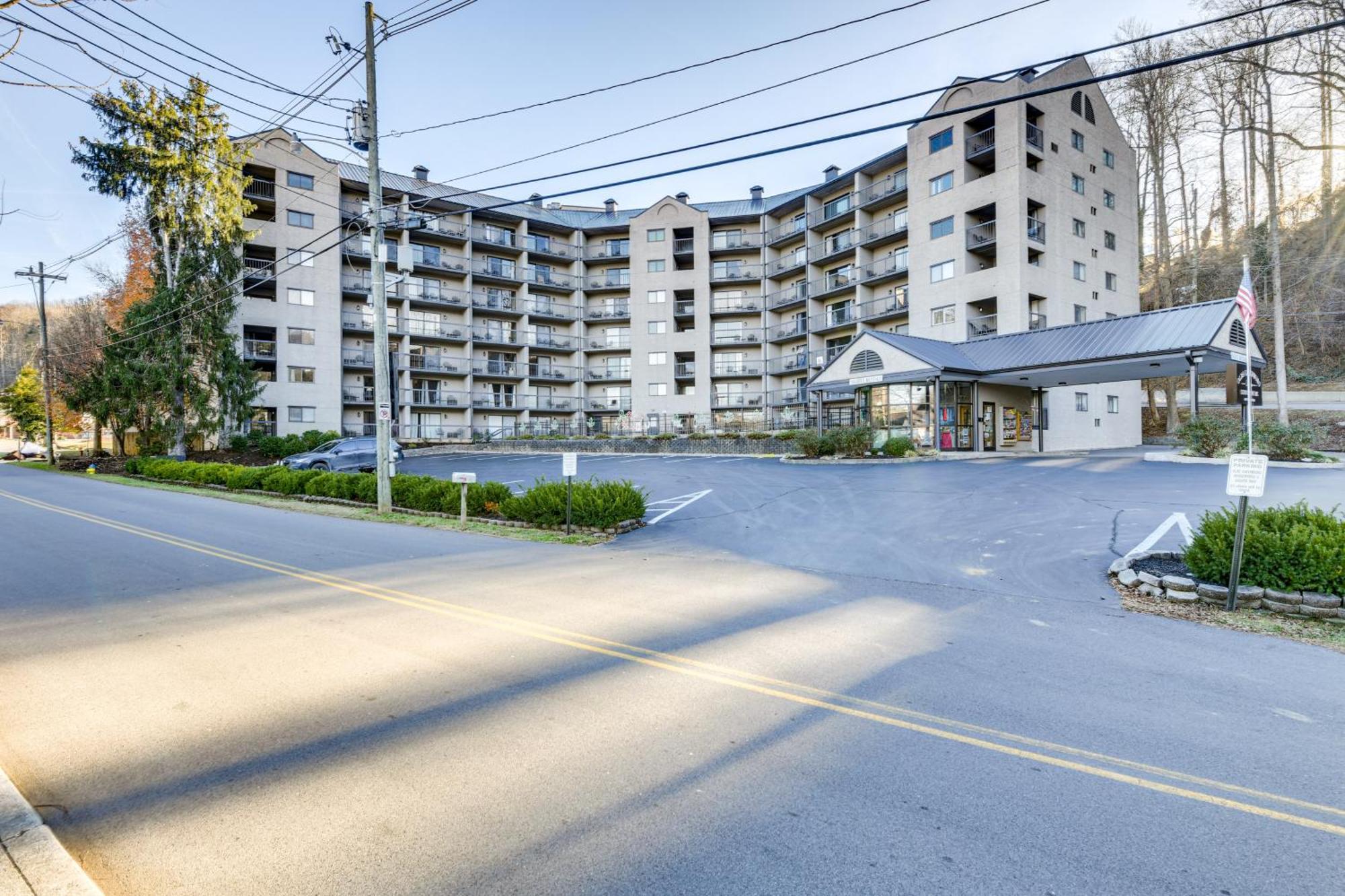 Downtown Gatlinburg Condo With Community Pool! ภายนอก รูปภาพ